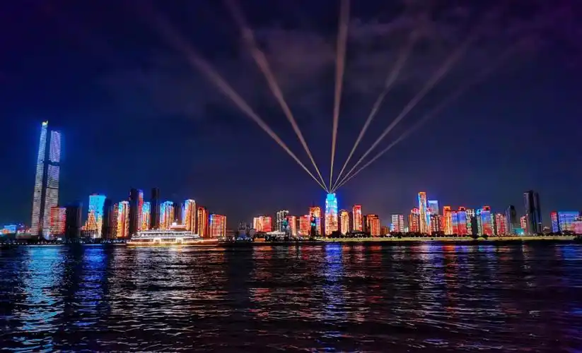 但是这次灯光秀居然没有音乐配合,太没有氛围感了,仿佛一盘精心制作