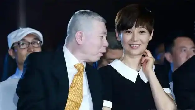 一代名导冯小刚原形毕露这一次他的狐狸尾巴终于露出来了