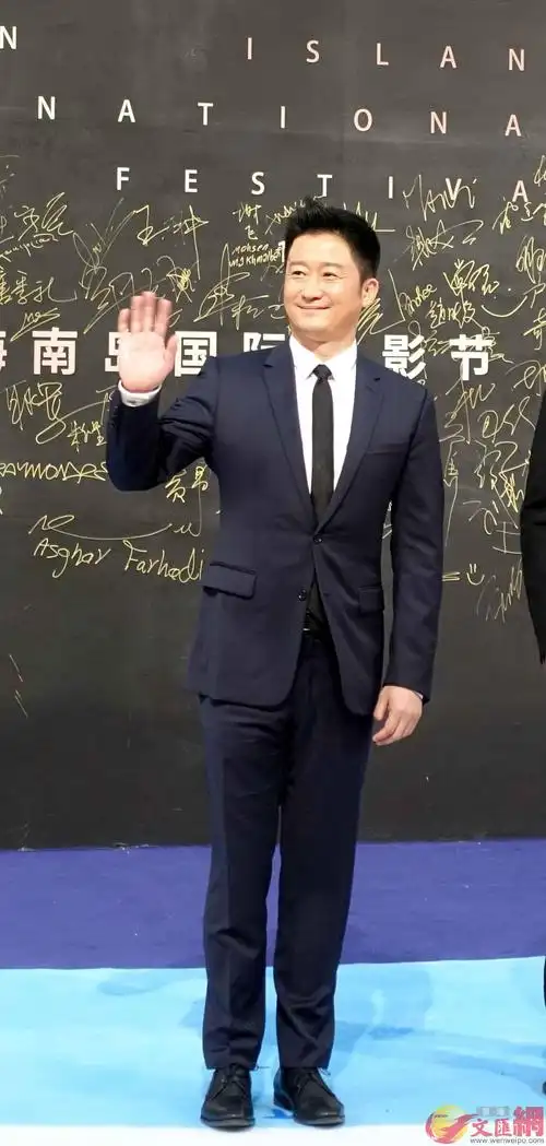 演员吴京走上红毯.(记者何玫 摄)