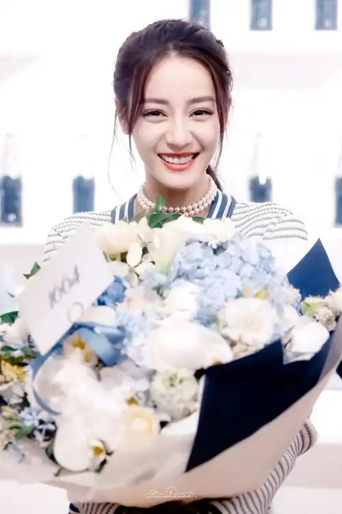 迪丽热巴壁纸:笑一下世间万物黯然失色,你就是这世间最亮的光点