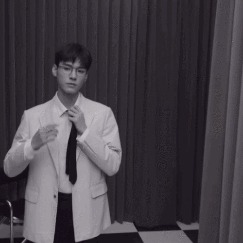 男明星的心机小动作扯下领带纯纯要你命