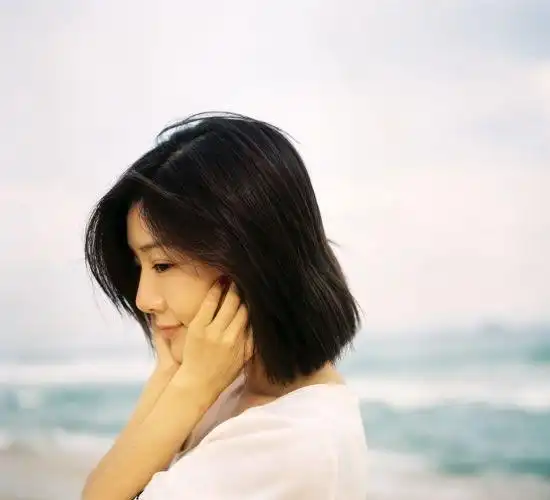 邓家佳海边清新写真 低头微笑文艺气息十足