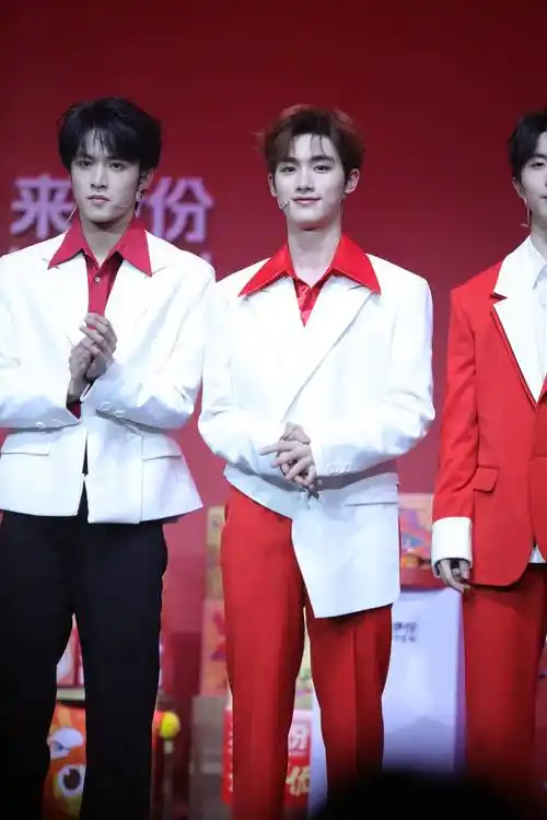 时代少年团帅气送新年祝福 透露2024年演唱会计划