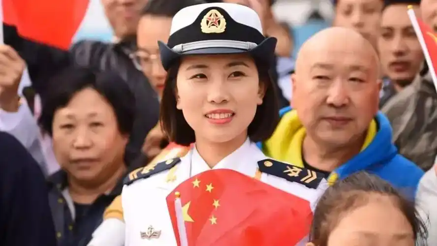 海军临沂舰女舰员郭燕△2015年,一张来自也门的"牵手照"红遍网络,海军