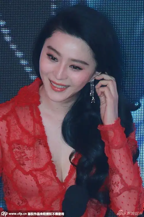 范冰冰低胸透视红裙出席游戏代言活动