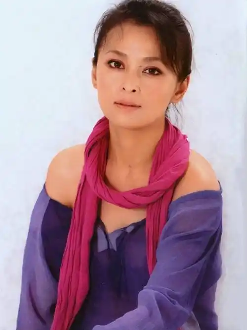 演员何音:与黄志忠离婚后,再婚嫁小9岁丈夫,一起养大前夫儿子_表演