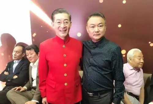 六小龄童欧阳奋强合影,猴哥和宝玉哥哥是多少80后的美好回忆?