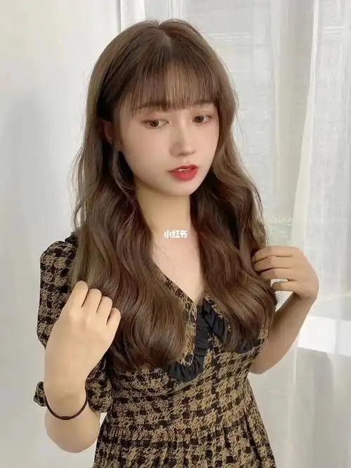 暖色系~~焦糖暖棕色不用漂就能染,素颜染也超显白~~很百搭耐看的颜色