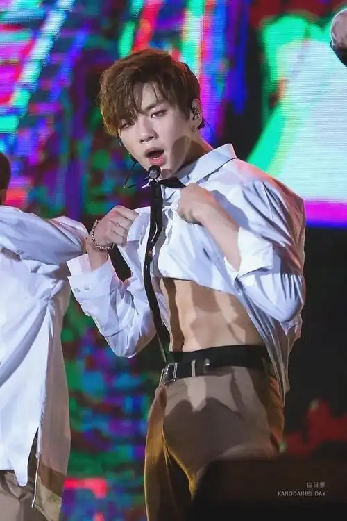 曾经的"小奶狗"男友举了铁!千玺世勋伯贤腹肌能当搓衣板!