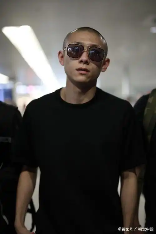 酷张一山头发长出变寸头穿黑色上衣双手插兜帅炸了