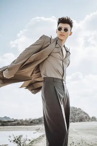 代旭曝初秋户外写真黑超配风衣玩转雅痞风