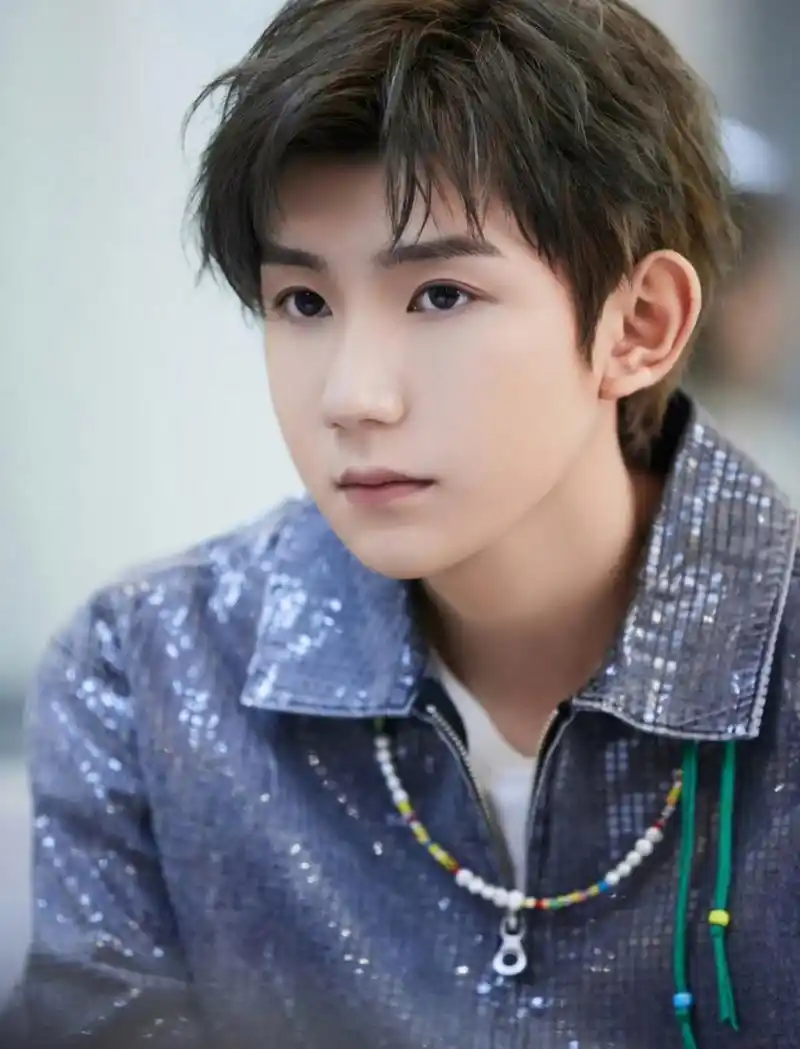 王源帅照来袭,一身blingbling蓝色套装,帅气阳光少年一枚#明星写真