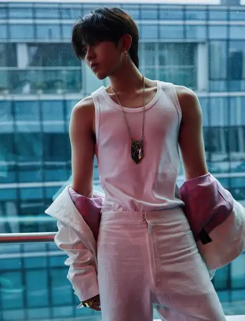 蔡徐坤白背心写真