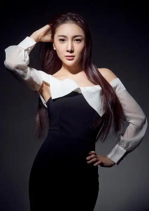 气质女神任娇性感写真,网友说有几分像anglebaby