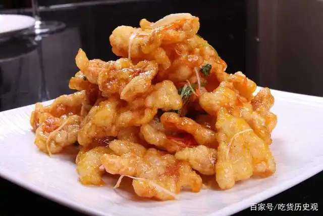 锅包肉是东北菜中的招牌菜,这不仅仅因为它的美味,还有它背后所蕴含的