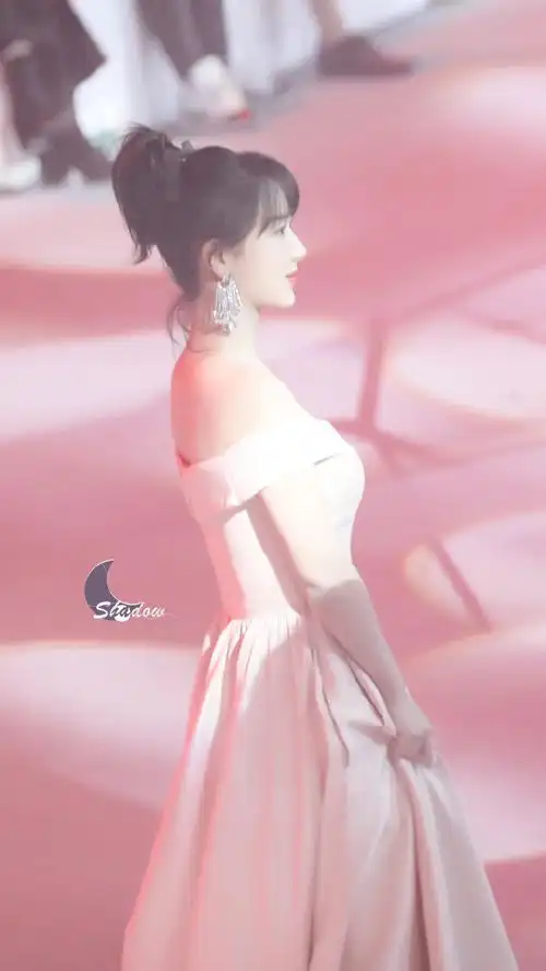 杨紫露肩樱花粉裙##杨紫年度全能明星