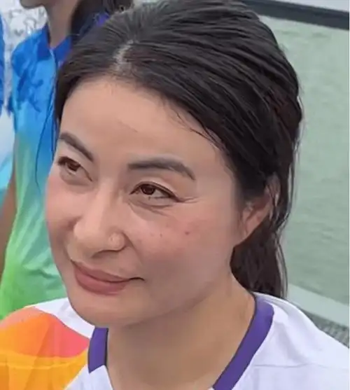 只见郭晶晶的头发随意扎起,刚运动完的原因头发略显油腻凌乱,她的脸上