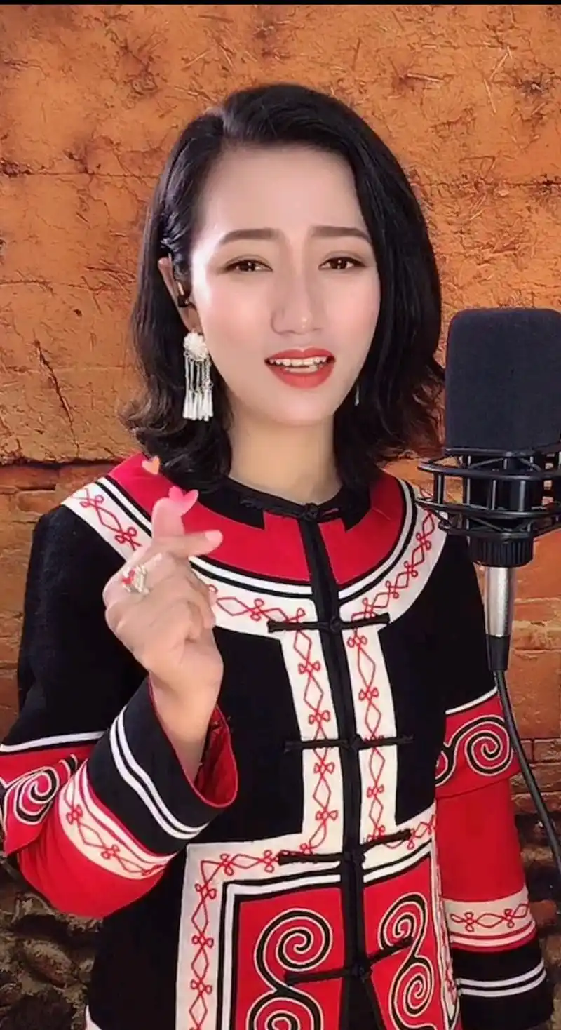 彝族歌手曲木阿依彝族服饰,展现才艺,展示民族文化,介绍家乡美