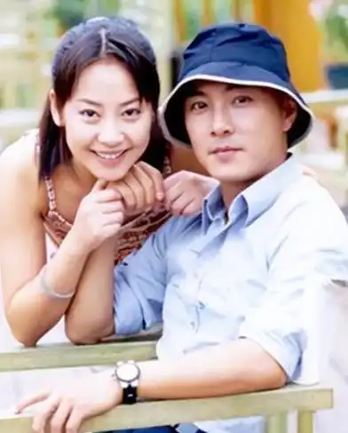 张卫健为了让心爱的妻子张茜幸福,果断地和她去了菲律宾.