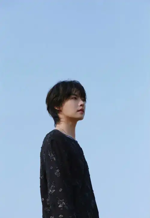 黑色高级感上衣,绝美侧颜惊艳时光__财经头条