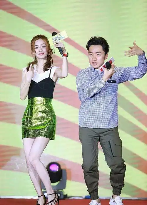 angelababy本想秀美腿,却意外暴露真实身材比例,这哪有168cm?