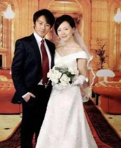 于和伟妻子,靳东妻子,吴秀波妻子,网友:对比之后差距太大!_手机搜狐网