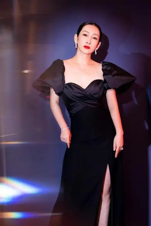 秦海璐终于放大招穿挤奶裙出席活动很招摇这身材哪像44岁