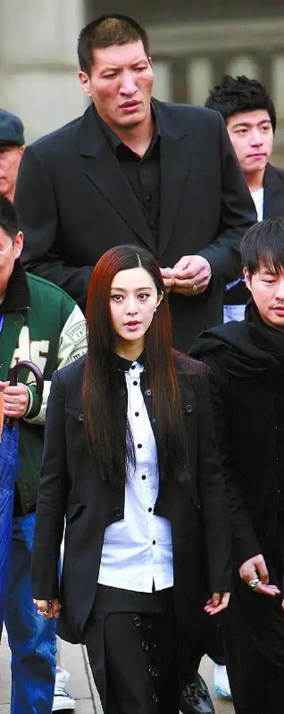 《十月围城》拜中山陵 范冰冰穿高跟鞋爬山(图)