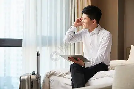 游艇 绳商务男青年出差在酒店工作背景