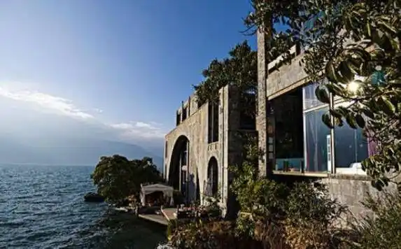 杨丽萍3000万月亮宫被封,外表再华丽,也遮掩不住内部的"肮脏"_洱海