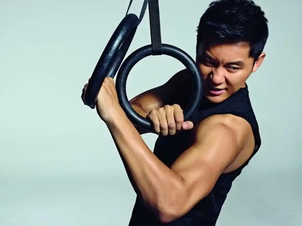 "大黑牛"李晨,强壮健美的身体,完美的肌肉线条