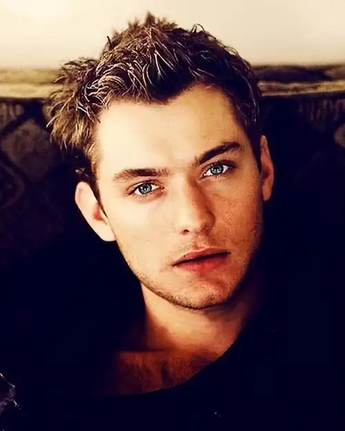 花花公子裘德洛一生风流48岁老来得子女儿遗传了他的高颜值