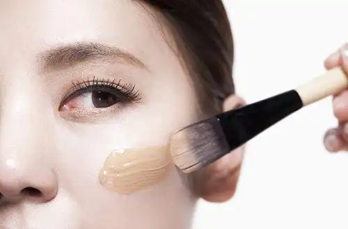 涂粉底液的4个小技巧,很多人都做错了,难怪妆容经常卡粉斑驳
