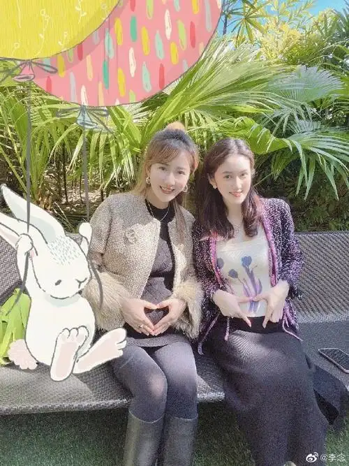 "阔太"李念晒孕期日常,怀孕8个月肚大如箩,戴不菲首饰好豪气