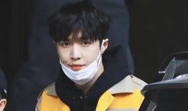 张艺兴抽烟,毛不易有纹身,啥时候个人正常习惯也成了评断标准?