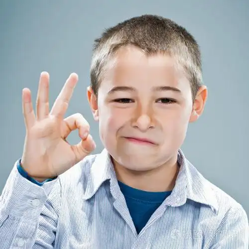 快乐的孩子微笑着做 ok 标志