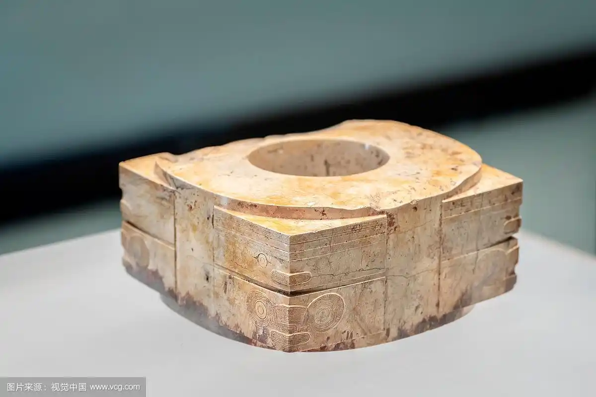 余杭博物院藏良渚文化时期神人兽面纹玉琮