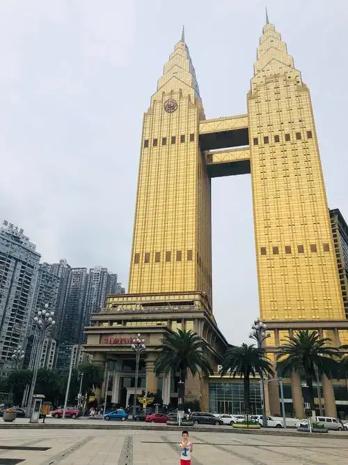 全球最高的摩天双子塔 该楼高度为620米 是我们重庆的地标建筑之一