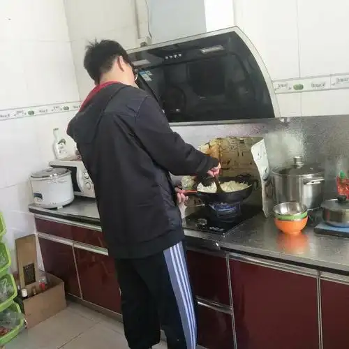 会做饭的男生  帅