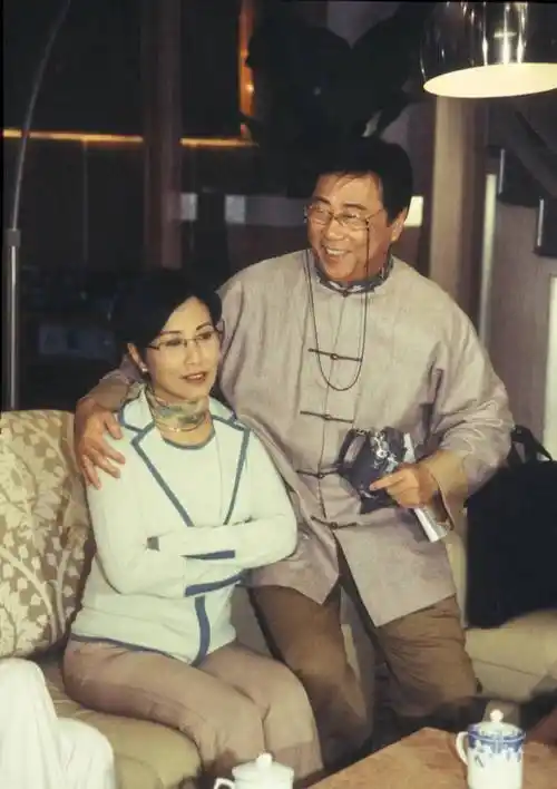 76岁香港知名老戏骨近况曝光,头发与眉毛都已变白_夏雨_网友_剧集