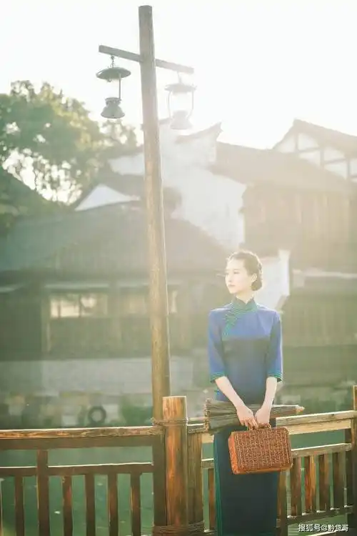 江南水乡的旗袍美女