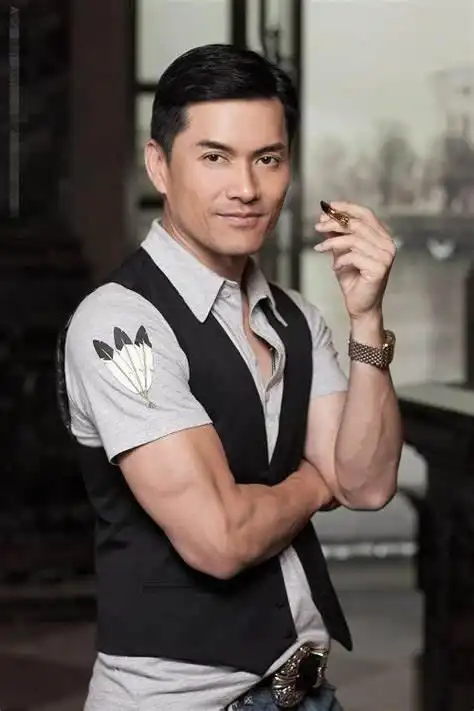 不老男神65岁吕良伟寒冷天穿背心爬山晒壮硕麒麟臂引网友关注