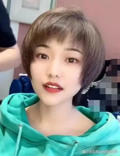 搭配精致超短碎发非常别致,染一个个性十足的发色很有