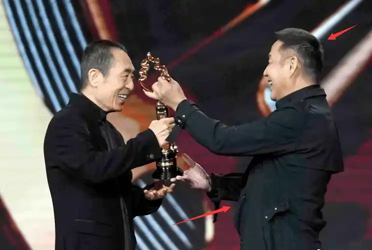 陈道明近照:满头白发,暴瘦健康惹担忧,穿十年前旧衣服生活节俭_成龙