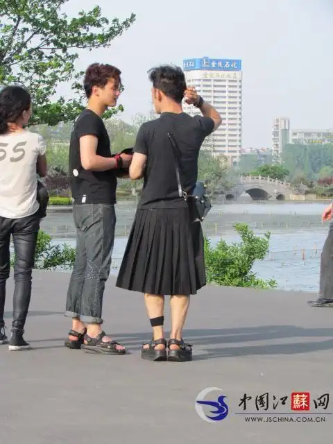 南京惊现穿百褶裙型男 专家称男人穿裙传统要早于女人