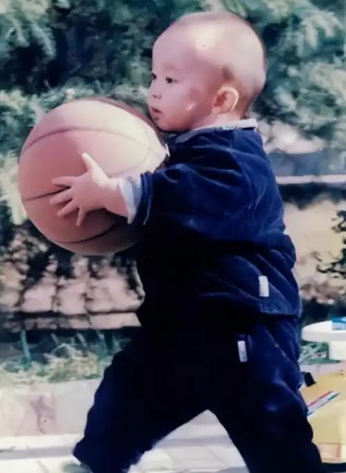 此后董子健便成了被放养的孩子,尽管他的童年王京花也没有缺席,但是