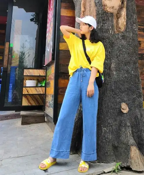 穿拖鞋上课的女子强装精致