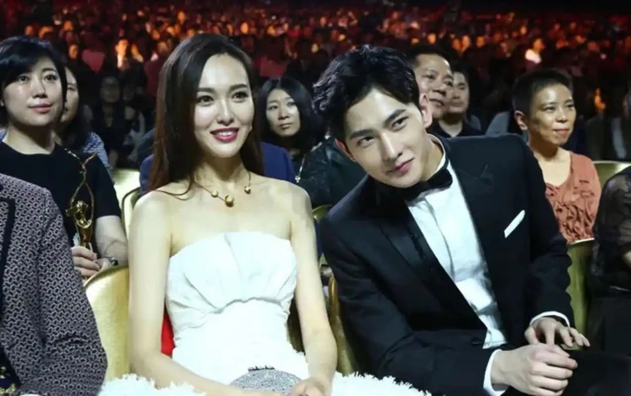 唐嫣杨洋在金鹰节颁奖晚会上,一个是捂着脸表示很害羞,一个是拿手捏着