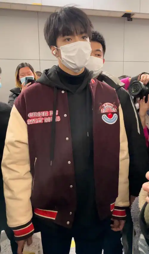 刘耀文#生截一下早期的耀文机场tt,鼻梁高眼睛大,特别漂亮的小孩06