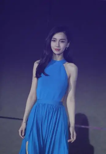 angelababy蓝色连衣裙出席活动,未修图照曝光非常惊艳
